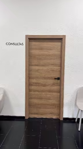 Puerta de consultas en Vórtice Pádel Club, con el cartel CONSULTAS en la pared