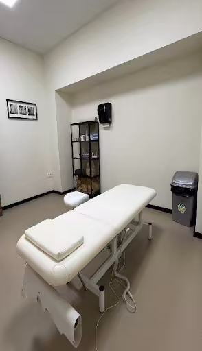 Sala de consulta profesional con camilla en Vórtice Pádel Club